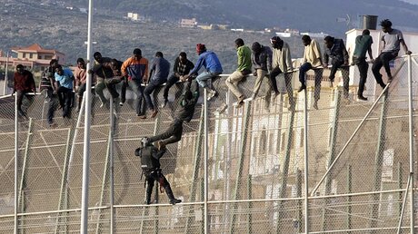 Auf dem Zaun der Exklave Melilla / © F.G. Guerrero (dpa)