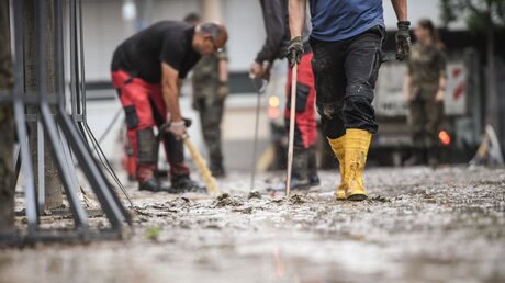 Aufräumarbeiten nach Überschwemmungen / © Julia Steinbrecht (KNA)
