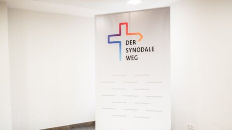 Aufsteller mit Logo und Aufschrift "Der Synodale Weg" / © Bert Bostelmann (KNA)