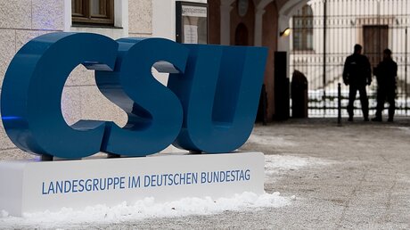 Logo der CSU vor dem Kloster Seeon / © Sven Hoppe (dpa)