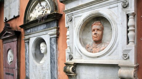 Aufwändig gestaltete Gräber befinden sich auf dem deutschen Friedhof in Rom / © Jan Woitas (dpa)