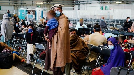 Aus Afghanistan evakuierte Menschen / © Uwe Anspach (dpa)