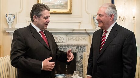 Bundesaußenminister Sigmar Gabriel (l.) und US-Außenminister Rex Tillerson / © Bernd von Jutrczenka (dpa)