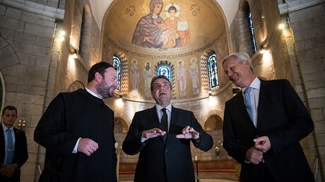 Bundesaußenminister Sigmar Gabriel (M, SPD) besucht am 24.04.2017 die Dormitio-Abtei auf dem Zionsberg in Jerusalem.  / © Bernd von Jutrczenka (dpa)