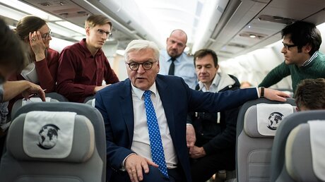Außenminister Steinmeier auf dem Flug nach Kolumbien / © Bernd von Jutrczenka (dpa)