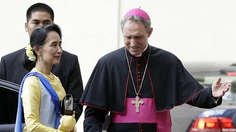 Kurienerzbischof Gänswein begrüßt Aung San Suu Kyi im Vatikan / © Andrew Medichini (dpa)