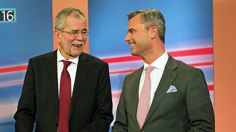 Österreichs Präsidentschaftskandidaten Van der Bellen (l.) und Hofer / © Christian Bruna (dpa)