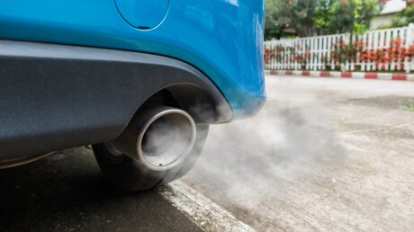 Auto stößt CO2 aus / © Ody_Stocker (shutterstock)
