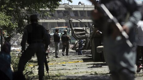 Sicherheitskräfte untersuchen in Kabul nach einen Autobombenanschlag den Anschlagsort nahe der deutschen Botschaft / © Rahmat Gul (dpa)