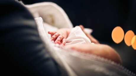 Babysegnungen bereiten oft den Weg zur Taufe / © Iermolovich Daria (shutterstock)