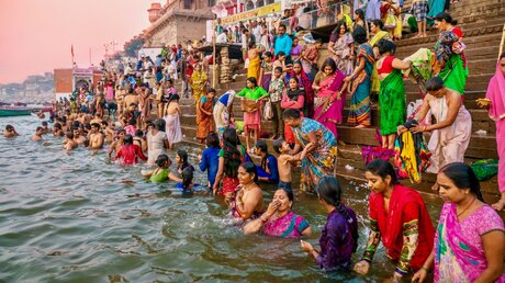 Bad im Ganges (Archiv) / © CherylRamalho (shutterstock)