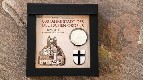 Gedenkmünze "800 Jahre Stadt des Deutschen Ordens" / © Harald Oppitz (KNA)