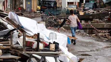 Bad Münstereifel: Eine Frau geht durch die von der Flut zerstörte Innenstadt / © Federico Gambarini (dpa)