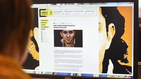 Raif Badawi: Infos über den Blogger im Internet / © Elisabeth Rahe (KNA)