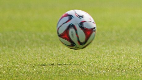 Bundesliga: Es soll wieder nur um den Ball gehen / © Wolfram Kastl (dpa)