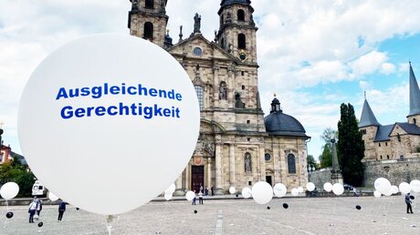 Ballons erinnern vor dem Fuldaer Dom an die Opfer des Missbrauchs in der katholischen Kirche / © Ingo Brüggenjürgen (DR)