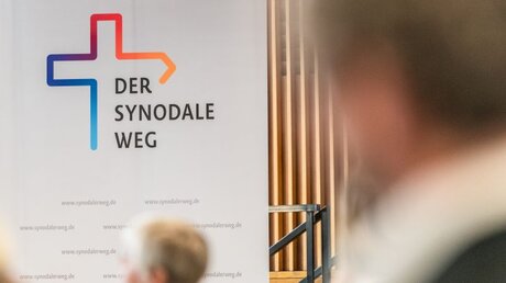 Banner mit Logo und Aufschrift "Der Synodale Weg" / © Bert Bostelmann (KNA)