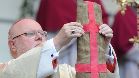 Kardinal Marx mit "Lendentuch Christi" (KNA)