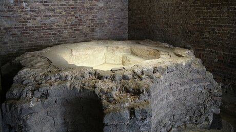 Das achteckige Taufbecken stammt wahrscheinlich aus dem 6. Jahrhundert  (Erzbistum Köln)