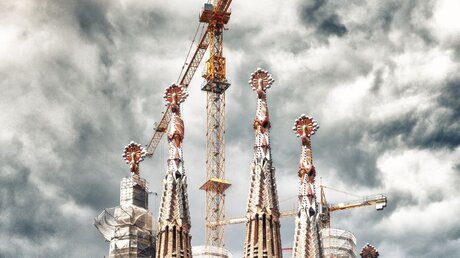Baukräne an der Sagrada Familia in Barcelona / © GagliardiPhotography (shutterstock)