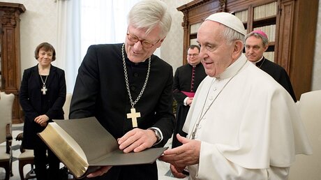 Papst Franziskus und EKD-Ratsvorsitzender Bedford-Strom / © L'Osservatore Romano (epd)
