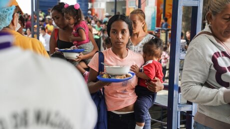 Bedürftige erhalten eine Mahlzeit / © Manuel Rueda (KNA)