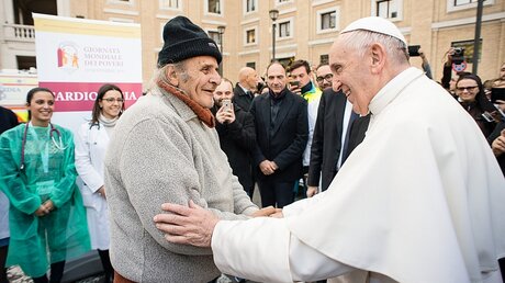 Bedürftiger und Papst Franziskus / © Osservatore Romano (KNA)