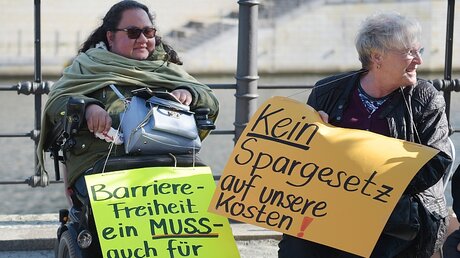 Behinderte Aktivisten protestieren gegen Teilhabegesetz / © Rainer Jensen (dpa)