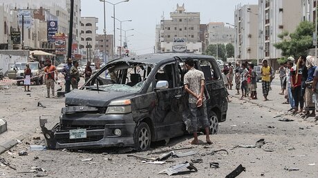 Bei Anschlägen auf eine Polizeistation und eine Militärbasis in Aden wurden mindestens 60 Menschen getötet / © Wail Shaif (dpa)