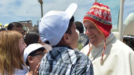 Beim Besuch in Buenos Aires: Papst Franziskus macht Witze mit einem kleinen Jungen / © Osservatore Romano (KNA)