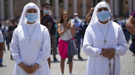 Beim Mittagsgebet: Nonnen mit Mundschutz auf dem Petersplatz  / © Andrew Medichini (dpa)