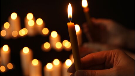 Bei einer Vigil gibt es Kerzenlicht, Gesang, Gebet und eine meditative Atmosphäre / © New Africa (shutterstock)