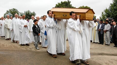 Beisetzung des ermordeten Roger Schutz (†2005) / © Corinne Simon (KNA)