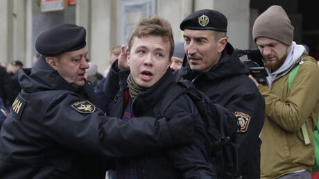 Belarus, Minsk: Die weißrussische Polizei verhaftet den Journalisten Roman Protasewitsch (2.v.l). / © Sergei Grits (dpa)