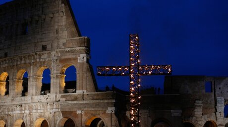 Beleuchtetes Kreuz vor dem Kolosseum / © Paul Haring (KNA)