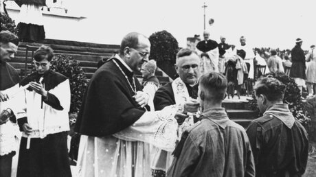 Bernhard Lichtenberg (l.) auf dem Katholikentag in Berlin am 25. Juni 1933 (KNA)