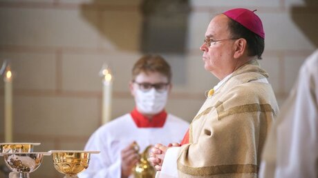 Bertram Meier, Bischof von Augsburg, steht bei der Eucharistiefeier am Altar / © Karl-Josef Hildenbrand (KNA)