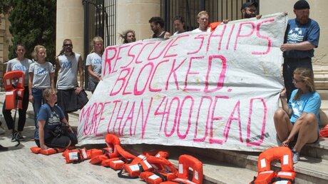 Besatzungsmitglieder des Rettungsschiffes "Lifeline" vor Malteser Gericht / © Roger Azzopardi (dpa)