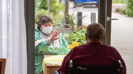 Besuch im Pflegeheim während der Corona-Pandemie / © Christophe Gateau (dpa)