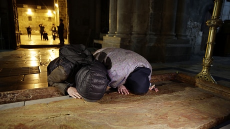 Besucher beten in der geöffneten Grabeskirche  / © Mahmoud Illean (dpa)