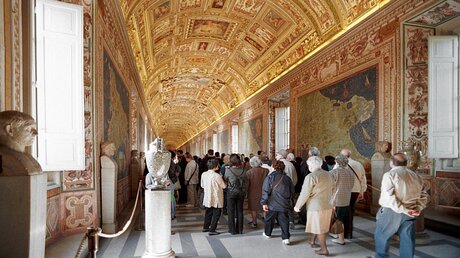 Besucher in den Vatikanischen Museen / © Anton Fuchs (KNA)