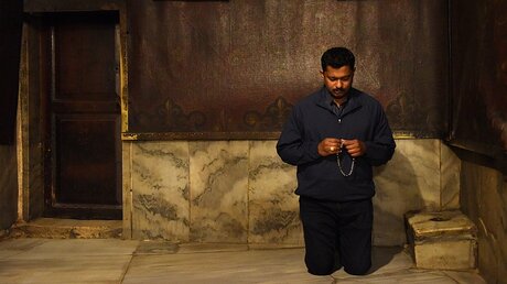 Betender Mann in Geburtskirche in Bethlehem / © Debbie Hill/CNS photo (KNA)