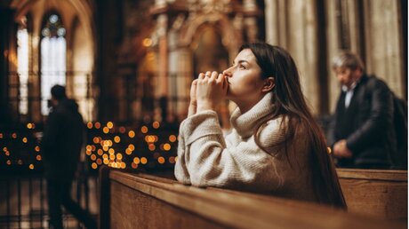 Betende Frau in einer Kirche (shutterstock)