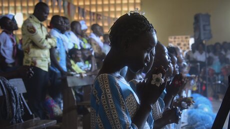 Betende Mädchen in der Zentralafrikanischen Republik (dpa)