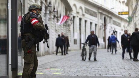 Bewaffneter Beamter der Militärpolizei bewacht den Tatort nahe der Synagoge / © Matthias Schrader (dpa)