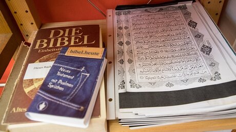 Bibel neben Koran  / © Christian Charisius (dpa)