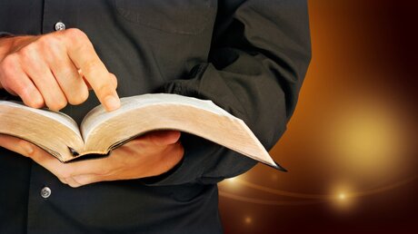 Lesen in einer herkömmlichen Bibel / © Billion Photos (shutterstock)