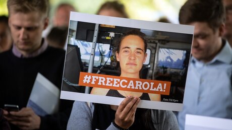 Bild von der Sea-Watch-Kapitänin Carola Rackete mit der Aufschrift "#FREECAROLA!" / © Federico Gambarini (dpa)