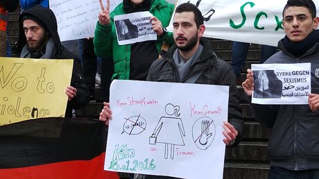 Syrer gegen Sexismus Demonstration am Kölner Dom am 16.01.2016 / © Melanie Trimborn (DR)