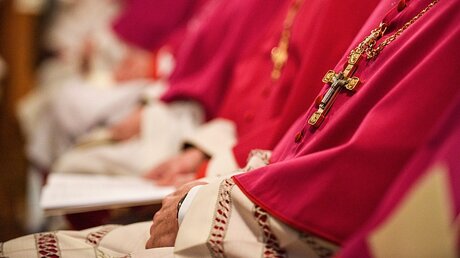 Bischöfe mit gefalteten Händen / © Harald Oppitz (KNA)